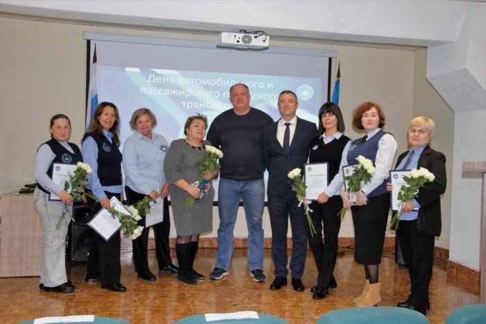 В актовом зале троллейбусно-автобусного депо АО «Калининград-ГорТранс» прошло торжественное мероприятие, посвящённое Дню работника автомобильного и городского пассажирского транспорта