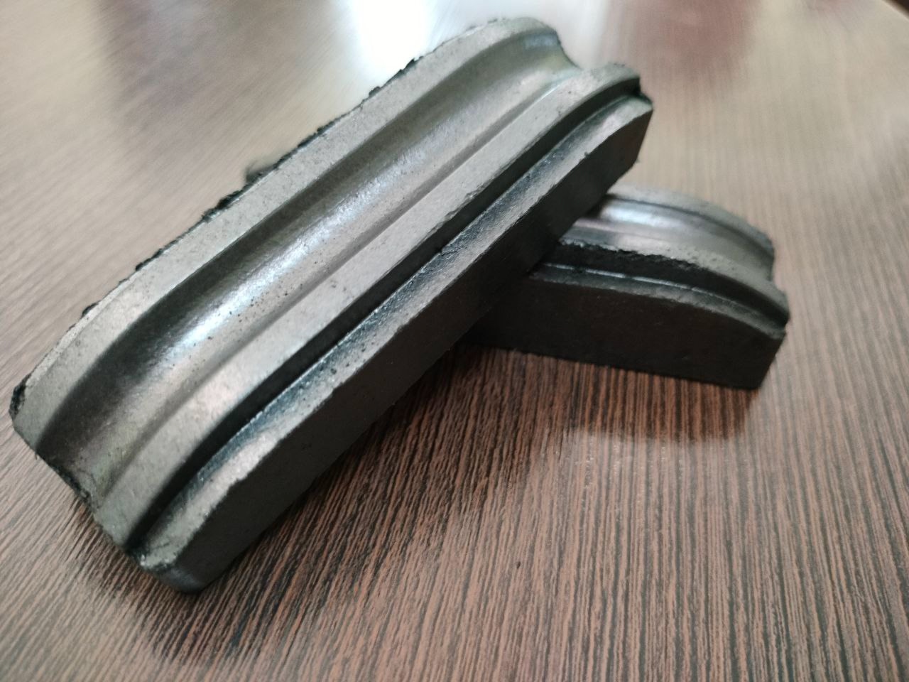 Маленькая деталь — большая задача: зачем троллейбусу нужны графитовые вставки Маленькая деталь — большая задача: зачем троллейбусу нужны графитовые вставки