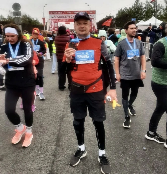 «Пока бегу — живу»: как 60-летний специалист по охране труда покоряет марафоны