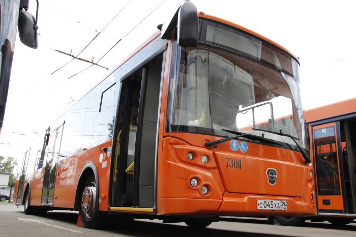 АО «Калининград-ГорТранс» продолжает обновлять свой автопарк: с ремонта только что вышли ещё два автобуса, прошедшие комплексный ремонт