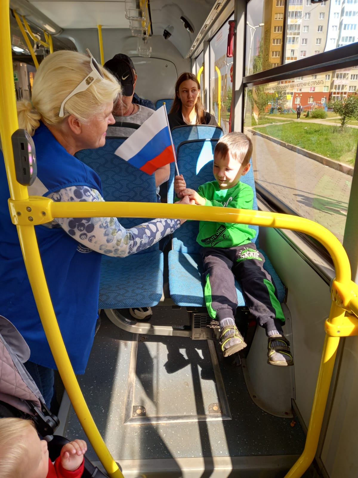 Яркий День триколора: как «Калининград-ГорТранс» праздновал День государственного флага России Яркий День триколора: как «Калининград-ГорТранс» праздновал День государственного флага России