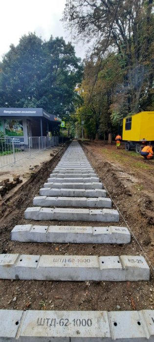 На фестивальной аллее продолжается работа по укладке железобетонных шпал