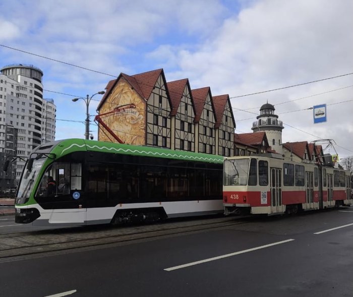 Первые из прибывших в Калининград трамваев  «Корсар» выходят на линию.