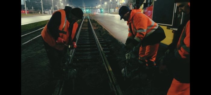 На Московском проспекте ведутся работы по обновлению трамвайных путей от острова в сторону улицы 9 апреля