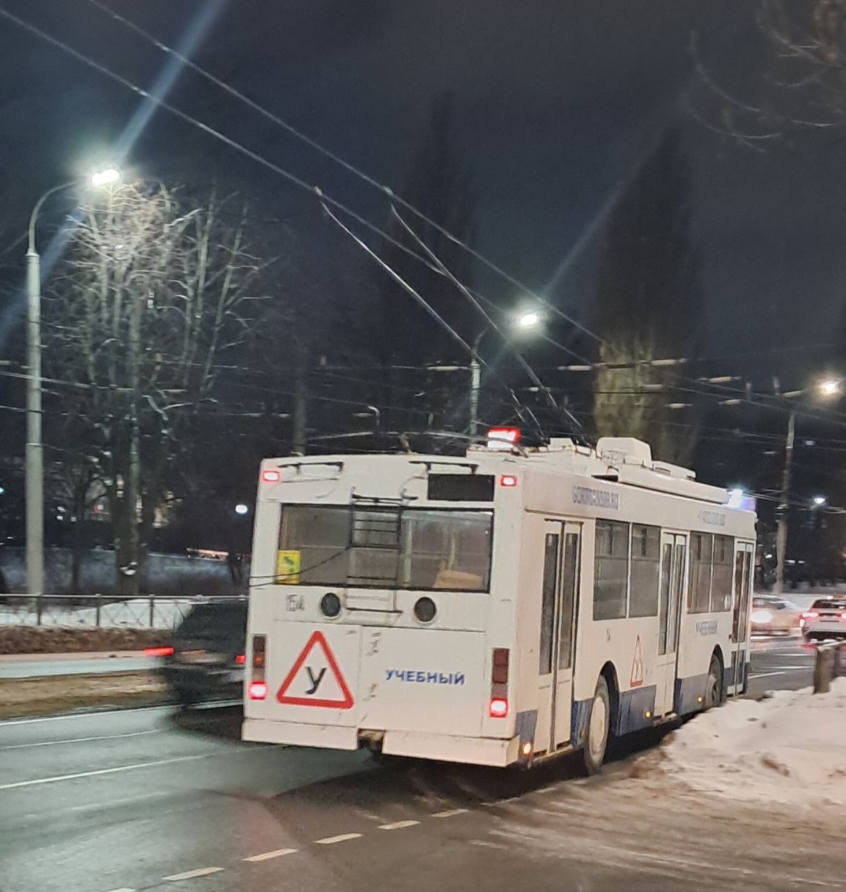 Студенты первой группы учебного центра ГорТранса вчера впервые выехали в город на настоящих троллейбусах Студенты первой группы учебного центра ГорТранса вчера впервые выехали в город на настоящих троллейбусах