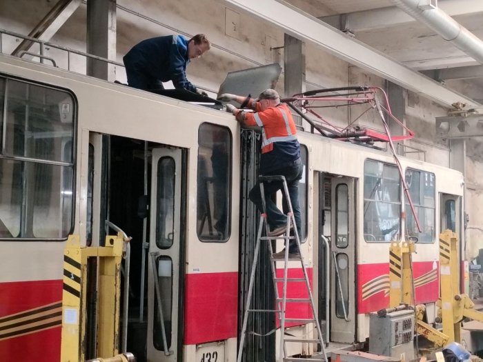 АО «Калининград-ГорТранс» проводит текущий ремонт трамваев