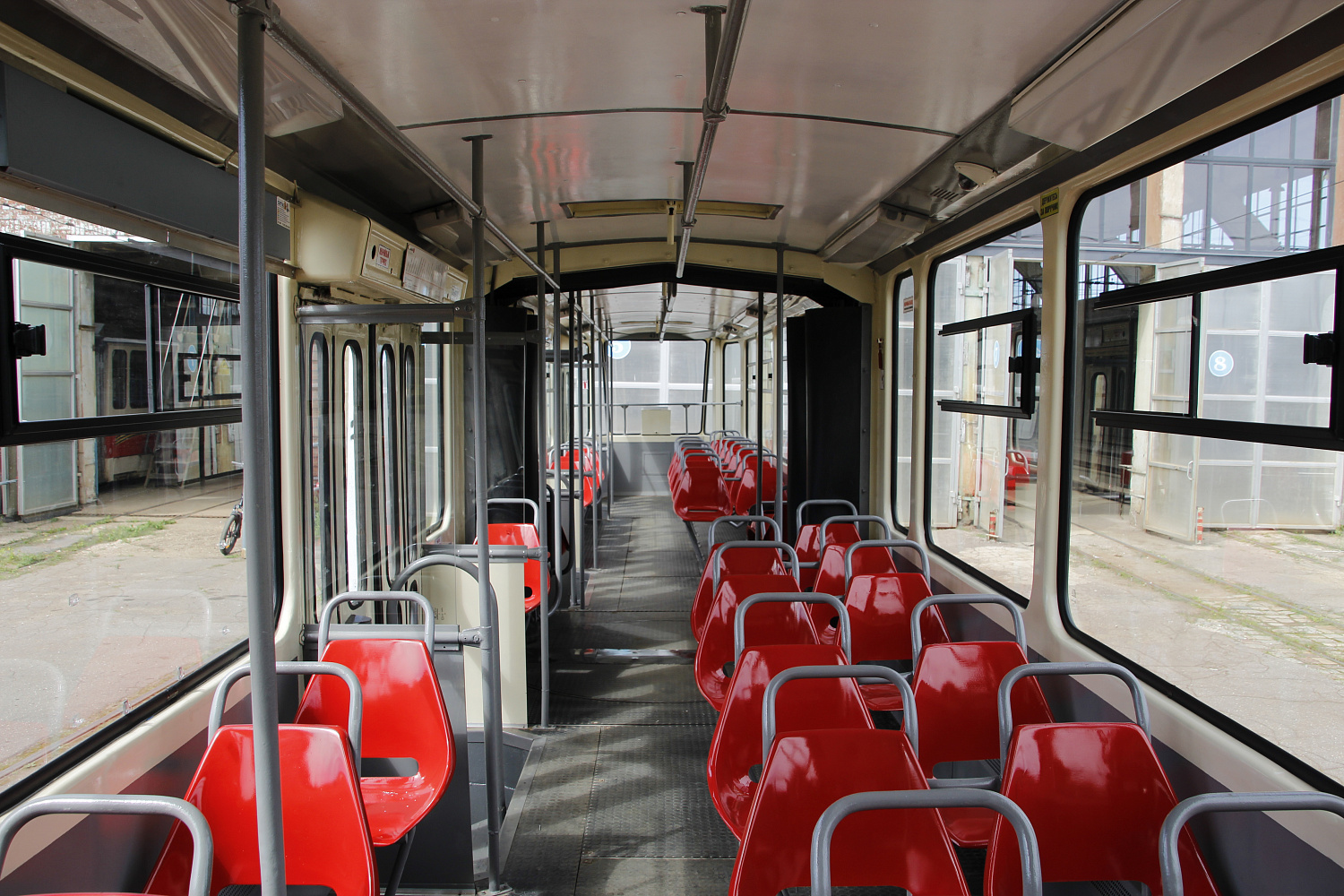 АО «Калининград-ГорТранс» представил пассажирам обновлённый трамвай «Татра», который после капитального ремонта вновь вышел на городские маршруты