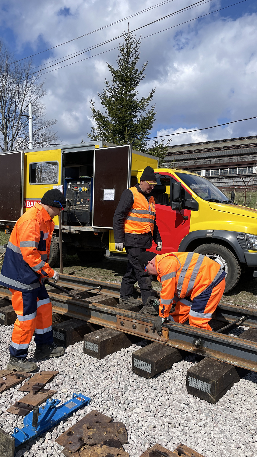 Поздравляем с Днём монтёра пути!