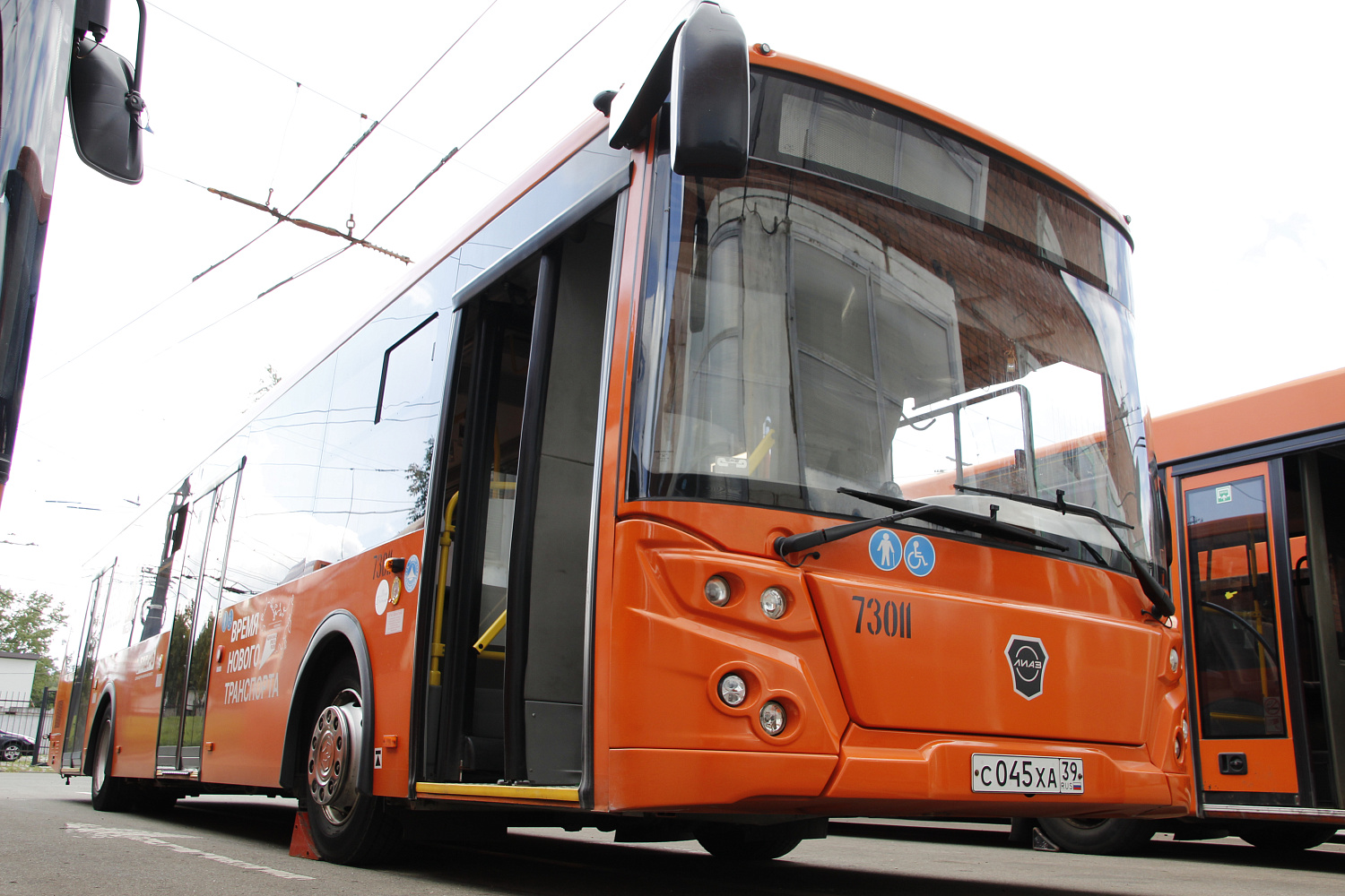 АО «Калининград-ГорТранс» продолжает обновлять свой автопарк: с ремонта только что вышли ещё два автобуса, прошедшие комплексный ремонт